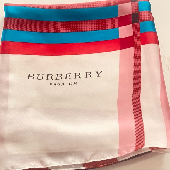 Burberry Scarf Stripes And Check Pattern Variation Of The Iconic Burberry Check - Picture 5 of 7